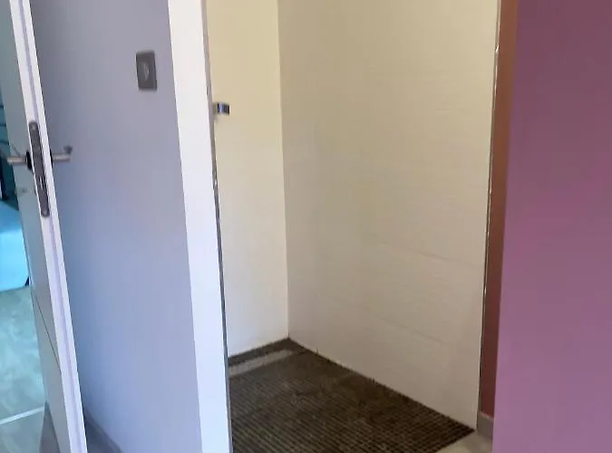 Grande Chambre Privee 18 M2 Dans Maison Proche Gare Et Nancy Thermal Tomblaine